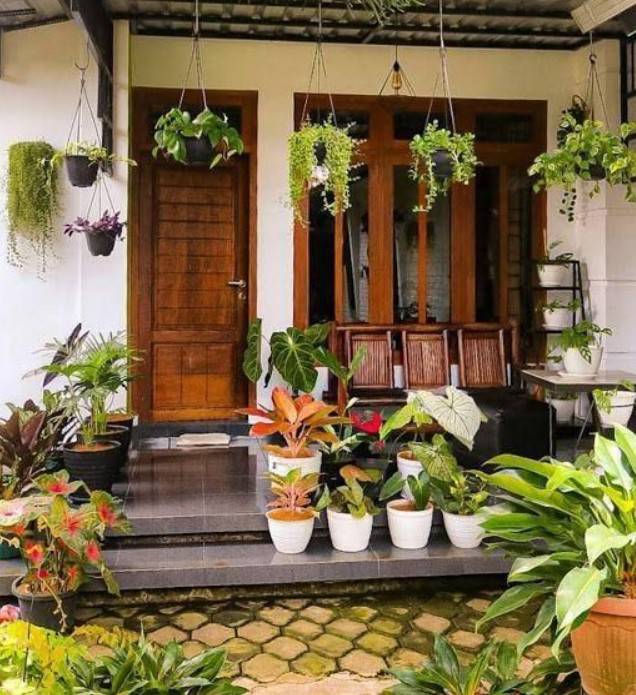 Desain Klasik dan Rustic untuk Teras Depan Rumah Sederhana