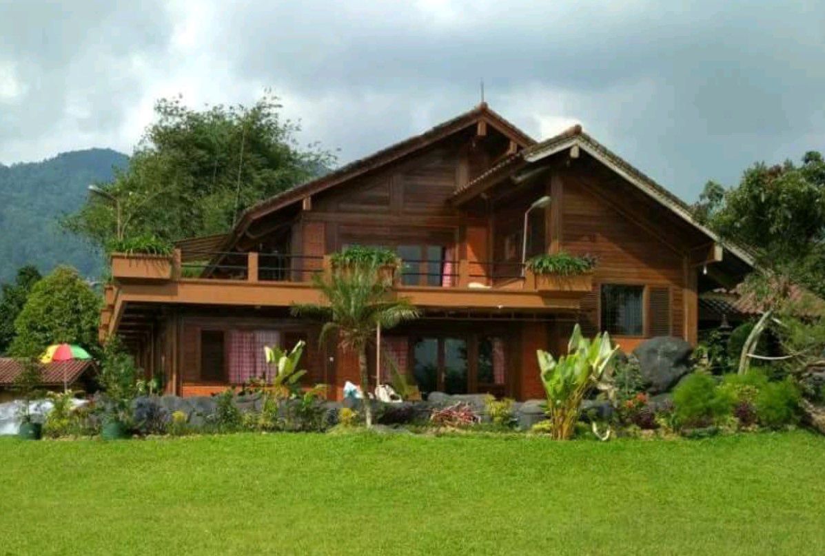 Rumah Sederhana Di Desa Dengan Halaman Luas