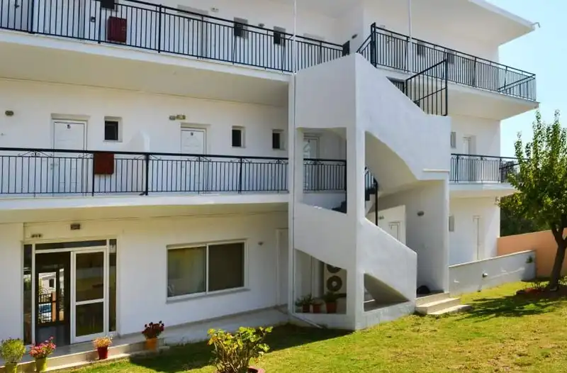 kos rumah 3 lantai warna netral putih